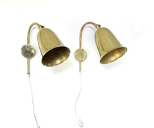 Load image into Gallery viewer, PAIR OF WALL LAMPS IN BRASS BY BORENS
